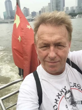 <span>Magnus, 64</span>&nbsp;<span style='width: 25px; height: 16px; float: right; background-image: url(/bitmaps/flags_small/SE.PNG)'>&nbsp;</span><br><span>Karlskrona, Suecia</span>&nbsp;<input type='button' class='joinbtn' style='float: right' value='JOIN NOW' />