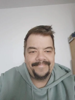 <span>Florian, 39</span>&nbsp;<span style='width: 25px; height: 16px; float: right; background-image: url(/bitmaps/flags_small/DE.PNG)'>&nbsp;</span><br><span>Augsburg-Le, Alemania</span>&nbsp;<input type='button' class='joinbtn' style='float: right' value='JOIN NOW' />