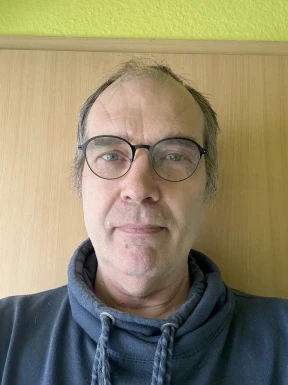 <span>Jens, 59</span>&nbsp;<span style='width: 25px; height: 16px; float: right; background-image: url(/bitmaps/flags_small/DE.PNG)'>&nbsp;</span><br><span>Wetzlar, Alemanha</span>&nbsp;<input type='button' class='joinbtn' style='float: right' value='JOIN NOW' />