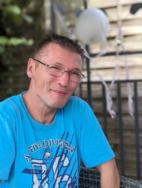 <span>Jörg, 51</span> <span style='width: 25px; height: 16px; float: right; background-image: url(/bitmaps/flags_small/DE.PNG)'> </span><br><span>Lübeck Sank, Niemcy</span> <input type='button' class='joinbtn' style='float: right' value='JOIN NOW' />