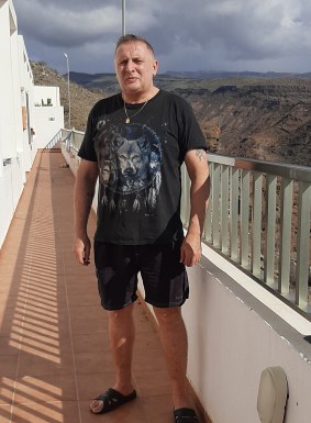 English men looking for love