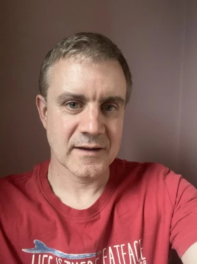 <span>Tony, 49</span>&nbsp;<span style='width: 25px; height: 16px; float: right; background-image: url(/bitmaps/flags_small/UK.PNG)'>&nbsp;</span><br><span>London, Reino Unido</span>&nbsp;<input type='button' class='joinbtn' style='float: right' value='JOIN NOW' />