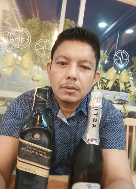 <span>Alexander, 49</span> <span style='width: 25px; height: 16px; float: right; background-image: url(/bitmaps/flags_small/PH.PNG)'> </span><br><span>Bonifacio, Philippinen</span> <input type='button' class='joinbtn' style='float: right' value='JOIN NOW' />